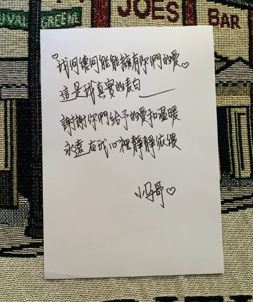 老戏骨马景涛晒粉丝礼物，自谦何德何能？拍照背景意外暴露豪宅