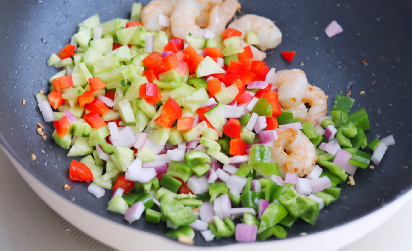 用剩饭炒一盘咖喱饭，在家也能吃出饭店的味道，连吃2碗都不够