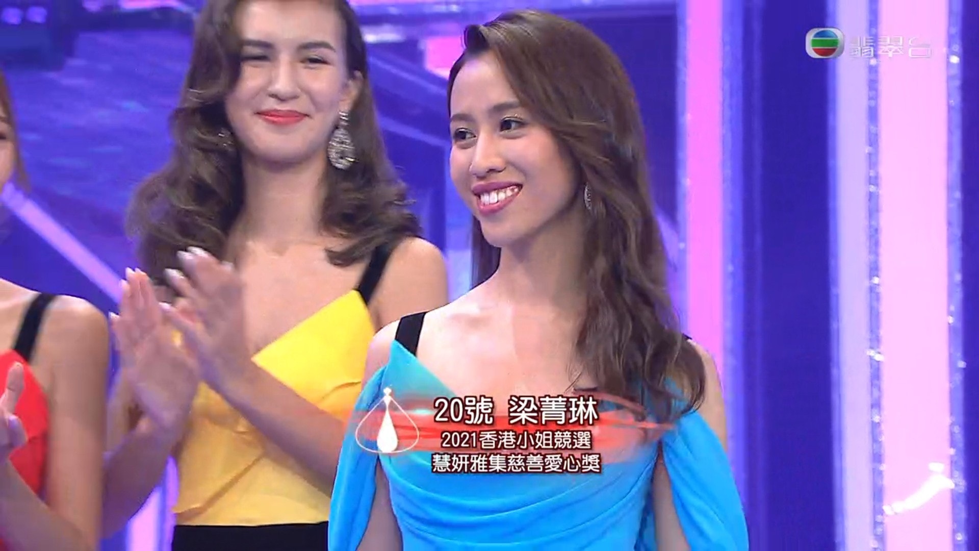 港姐12强诞生，两大热门惨遭淘汰，关礼杰陪女儿上台被质疑不公平