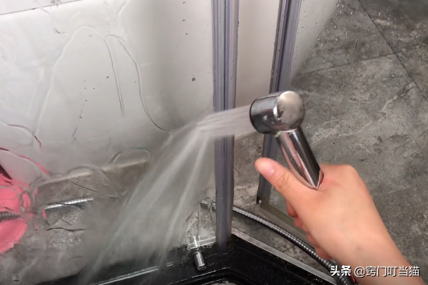 浴室玻璃總有水垢擦不干凈？教你清潔妙招，輕輕一擦水垢全去除