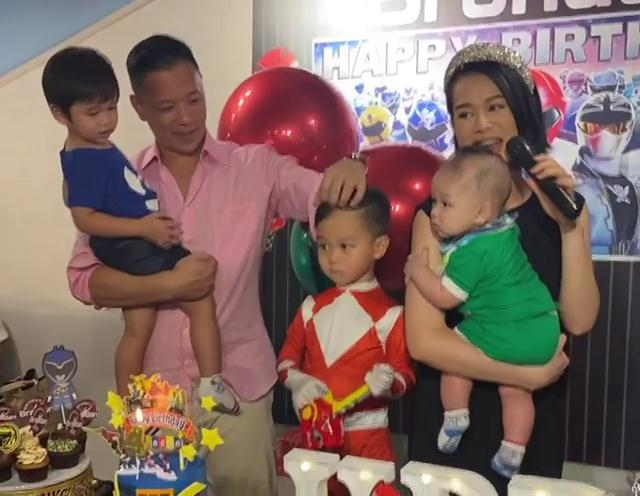 李亚男晒迪士尼度假照，王祖蓝将女儿扛在肩膀上，爸爸力max