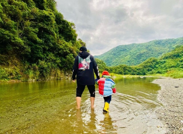 周杰倫夫婦同框秀恩愛，夫妻赤腳水中嬉戲，昆凌曬老公視角照超仙
