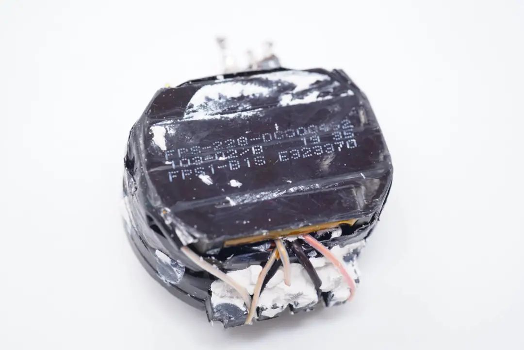 华硕最强游戏本标配300W电源，内置4颗氮化镓，内部结构揭晓