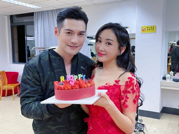 36岁杜若溪甜蜜庆生，被老公严屹宽宠成少女，身