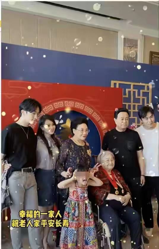 伊能静秦昊全家为姥姥庆生！这张少女脸让人心服口服，婆婆似贵妇