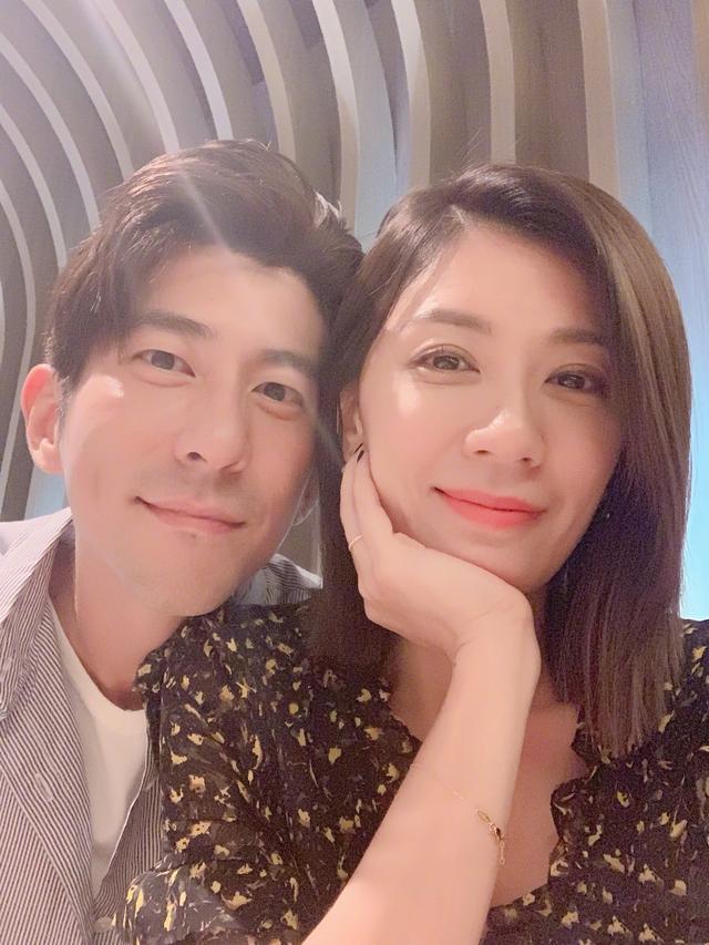 賈靜雯因疫情反彈在家享天倫之樂，給3個女兒扎同款髮型溫情滿滿