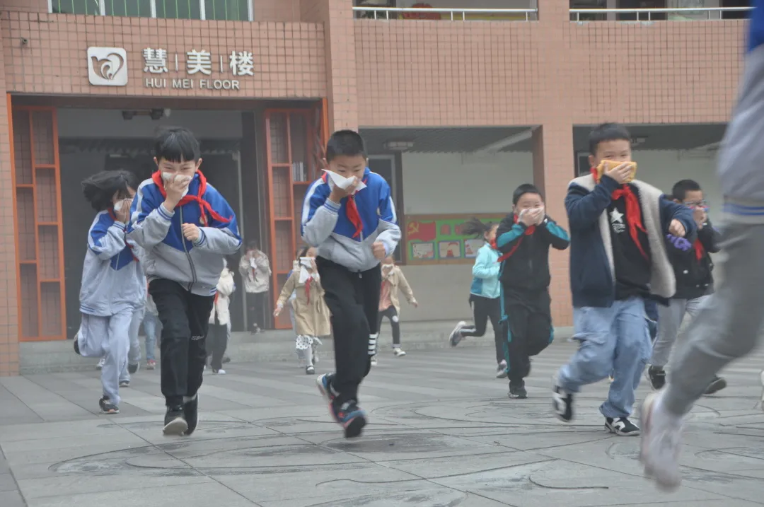 成都高新区中和小学消防知识培训以及消防应急演练