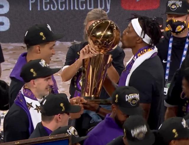 【影片】奪冠後，湖人球員眾生相！老詹緊緊抱著珍妮，一眉哥喜泣而哭，Howard開心得像個孩子！-黑特籃球-NBA新聞影音圖片分享社區