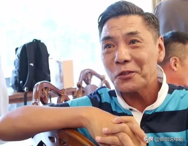 ​娶混血、姐弟恋、成继父！54岁屠洪刚近况，头发花白显老态