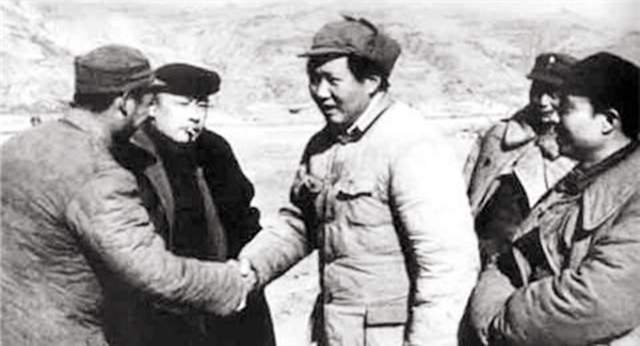 1954年，毛主席為什么要決策成立新疆生產建設兵團？
