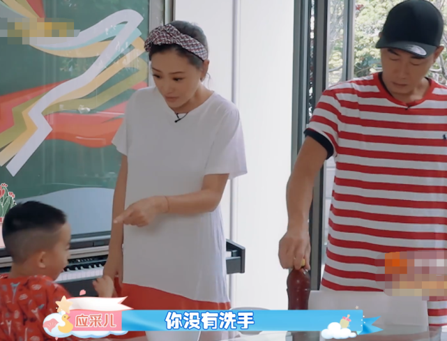 小小春向陈小春撒娇，他让爸爸做的事，应采儿都佩服，比女生还会