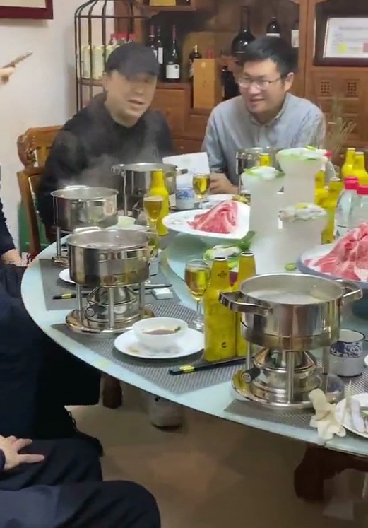 黄渤回老家与友聚餐，喝十几瓶啤酒狂飙青岛话