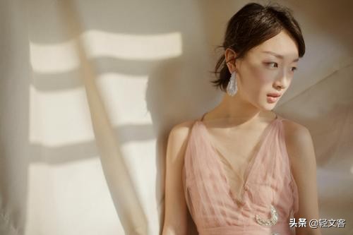 Zhou Dongyu, the queen of the Three Golden Movies, speaks for domestic  products, and Zhang Yimou assists the nobles, how to practice her open life  - iNEWS