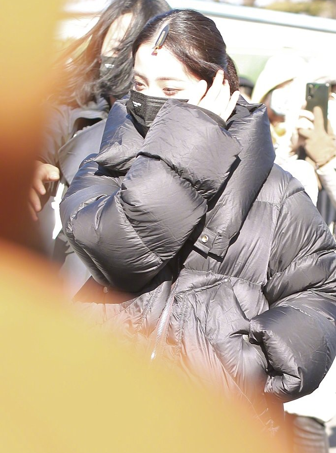 Spring late couplet platoon: Qin Hailu takes vacuum cup, yang Mi publicizes the film with guaze mask, ni Ni wears cape to become short