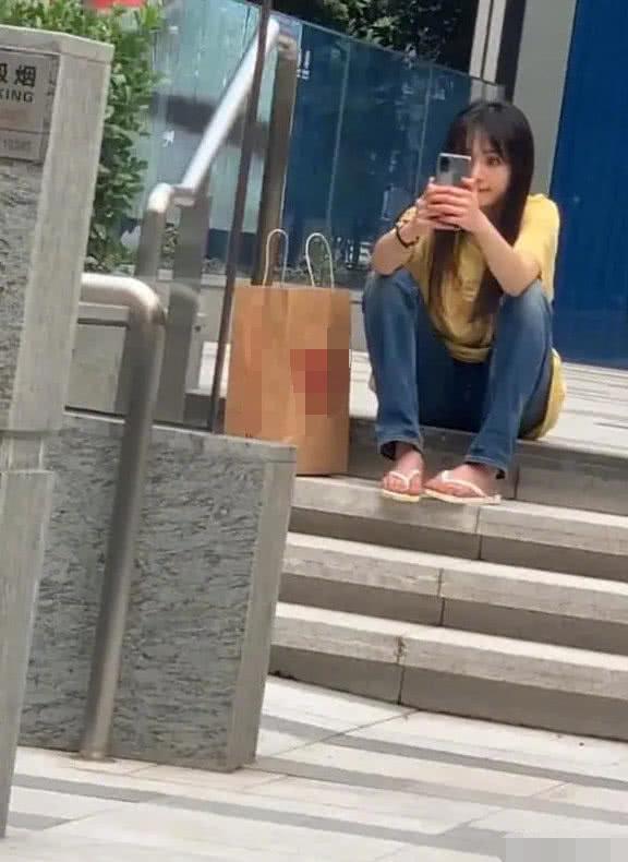 网友偶遇郑爽坐路边自拍，穿夹脚拖鞋超接地气，毫无偶像包袱