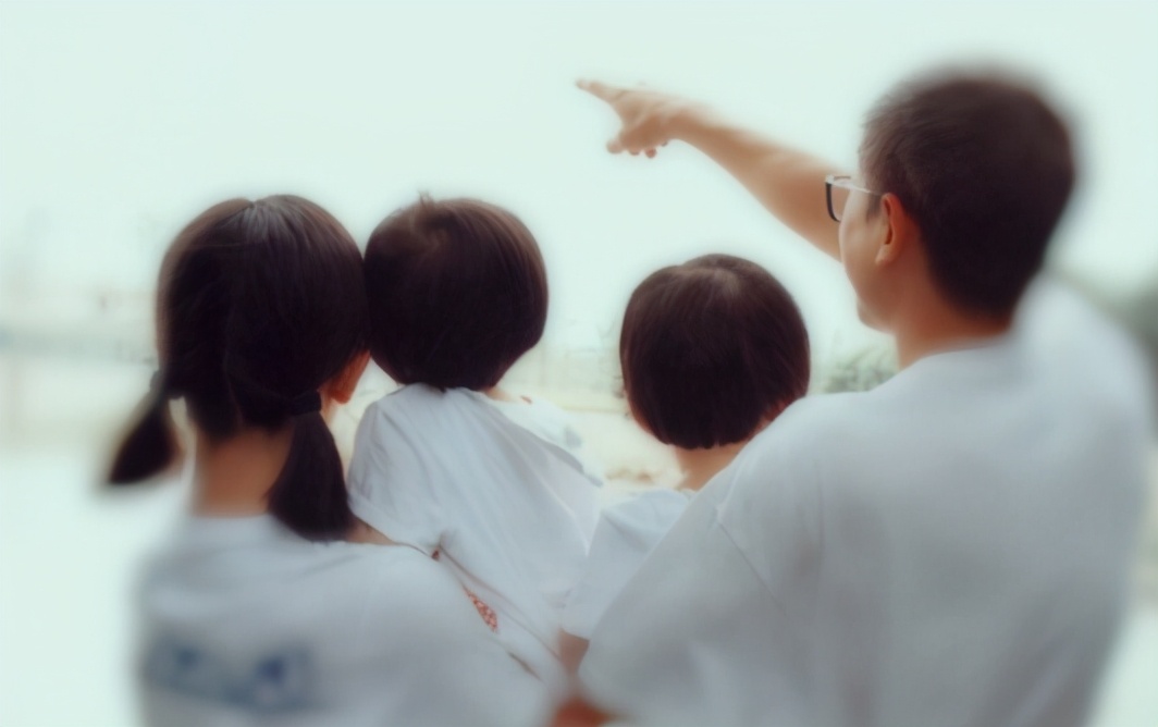 谢娜生完二胎复工，不忘与张杰撒糖，将老公保温杯随身带在身边