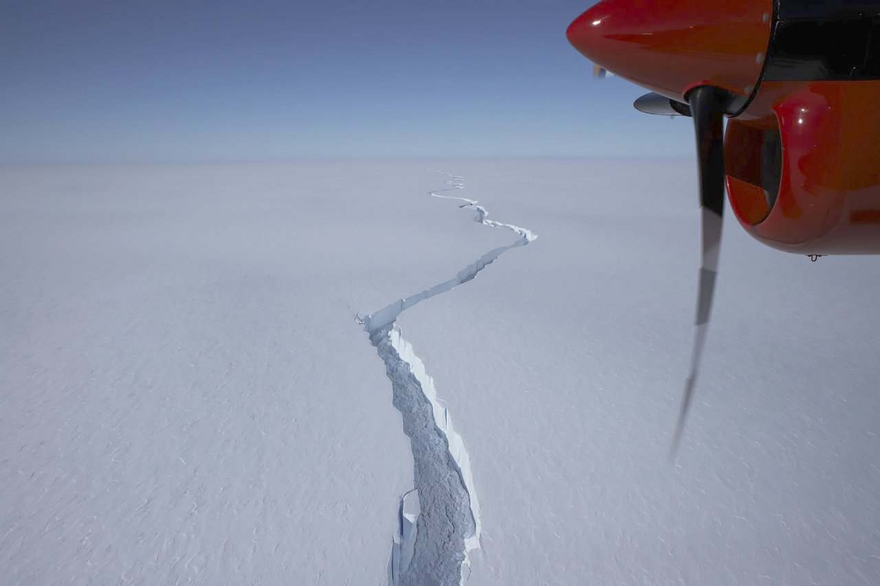 南极又出事了，1270平方公里的冰山崩裂，对人类有什么影响？