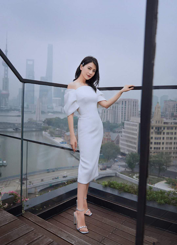 高圆圆长相好，41岁了生图比精修还要亮眼，随便穿件白裙都漂亮