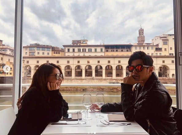 周杰倫與女兒坐豪車同框，5歲小周週紮馬尾穿皮衣，時尚感十足