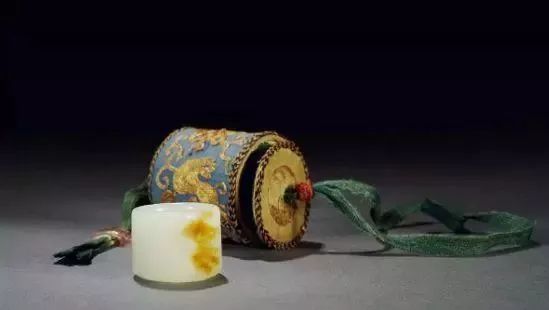 别戴金项链了，有内涵的男人都戴这5种饰品，分分钟帅出新高度！