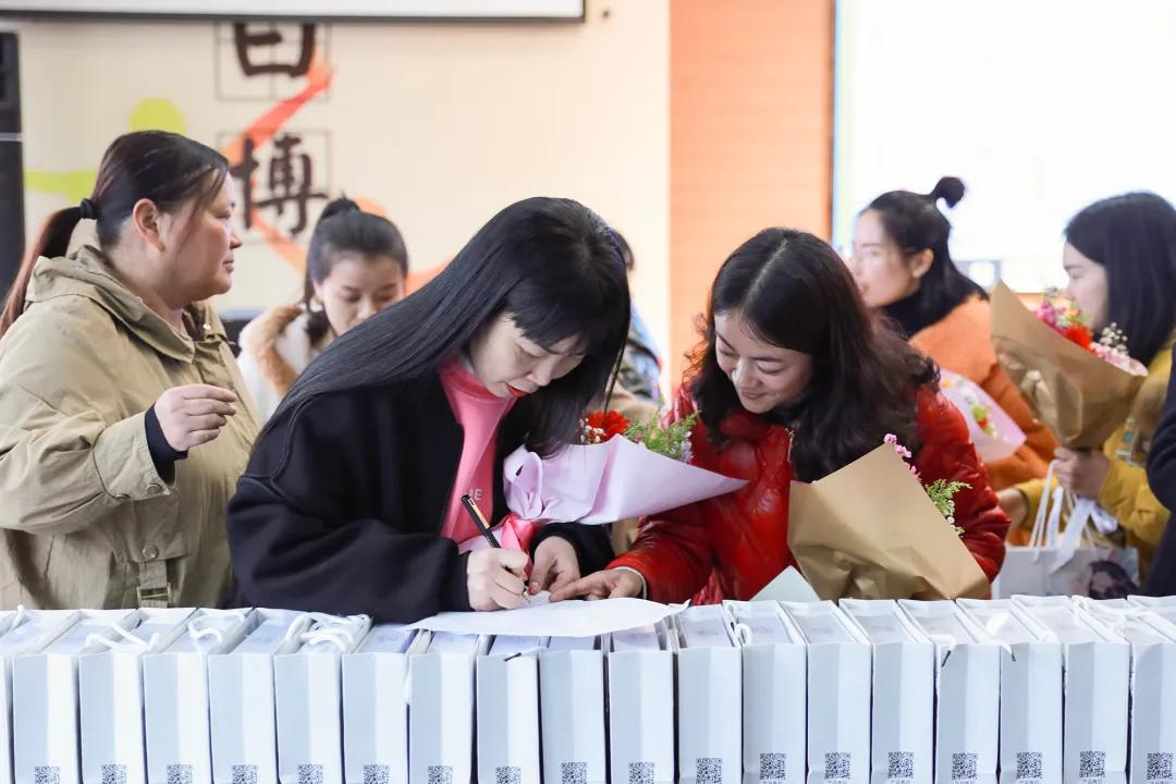 老师，您笑起来真好看——记双流区金桥小学“三八”妇女节活动