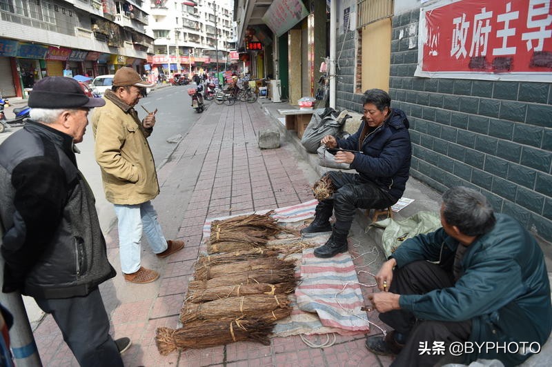 四川老人喜欢的“雪茄”，只论斤卖，让年轻人头昏眼花
