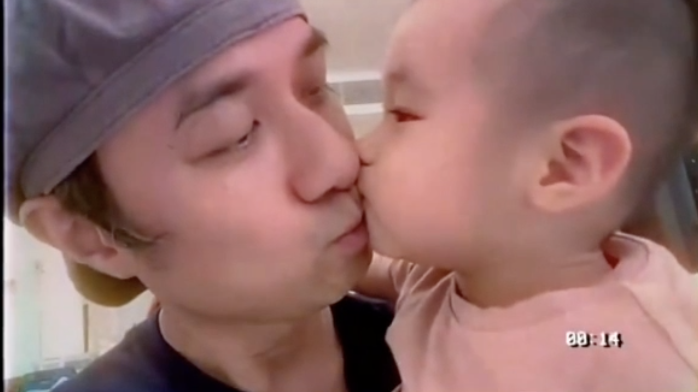 古巨基晒与儿子亲吻合集，庆祝49岁生日，化身超级奶爸太粘人