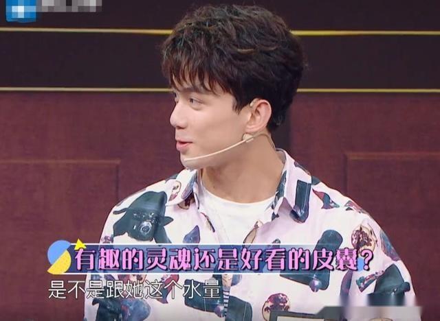 吴磊质疑被喷水量多，谁注意被喷时关晓彤举动