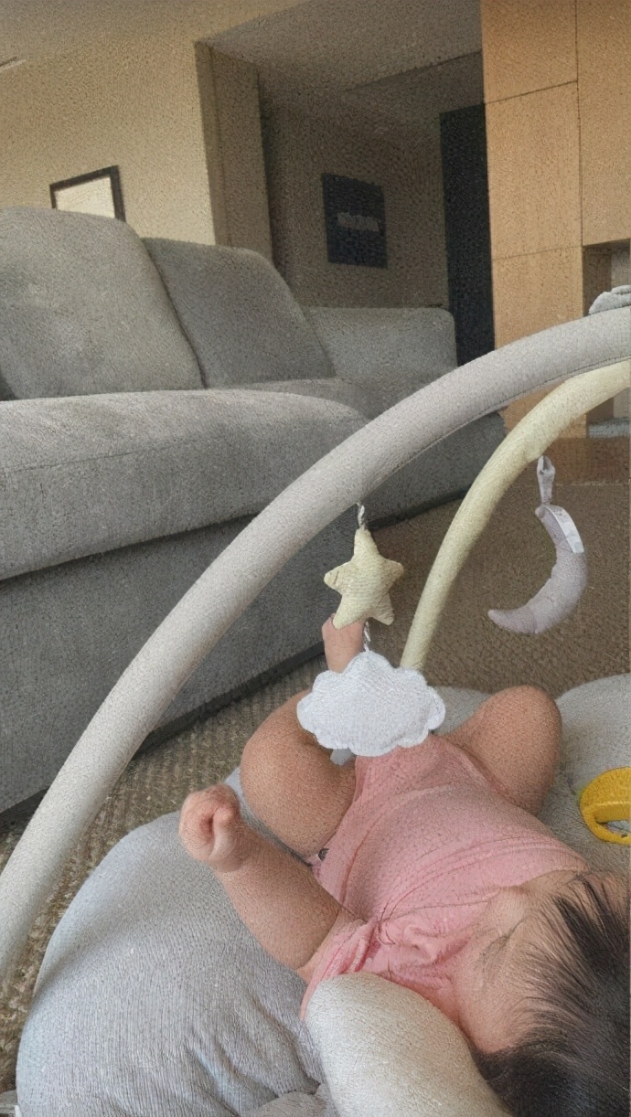 余文樂老婆曬孕期照，生產前7週不顯懷，網友：肚子太小不可思議