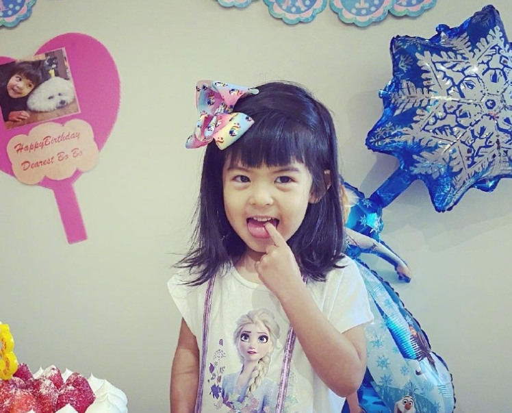 都说咘咘很像贾静雯，妹妹波妞近照曝光，五官长开要超越姐姐了