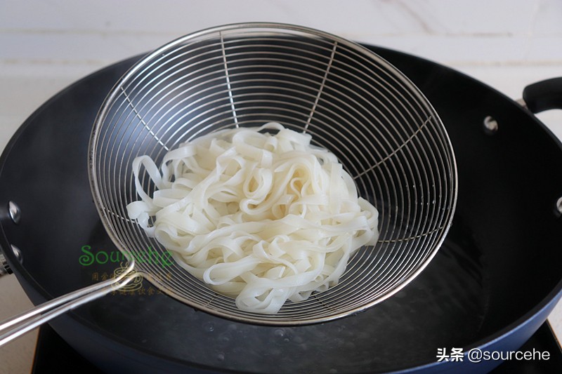 广东的沙河粉别只会炒，煮成汤粉更爽滑，连汤汁都清香味美