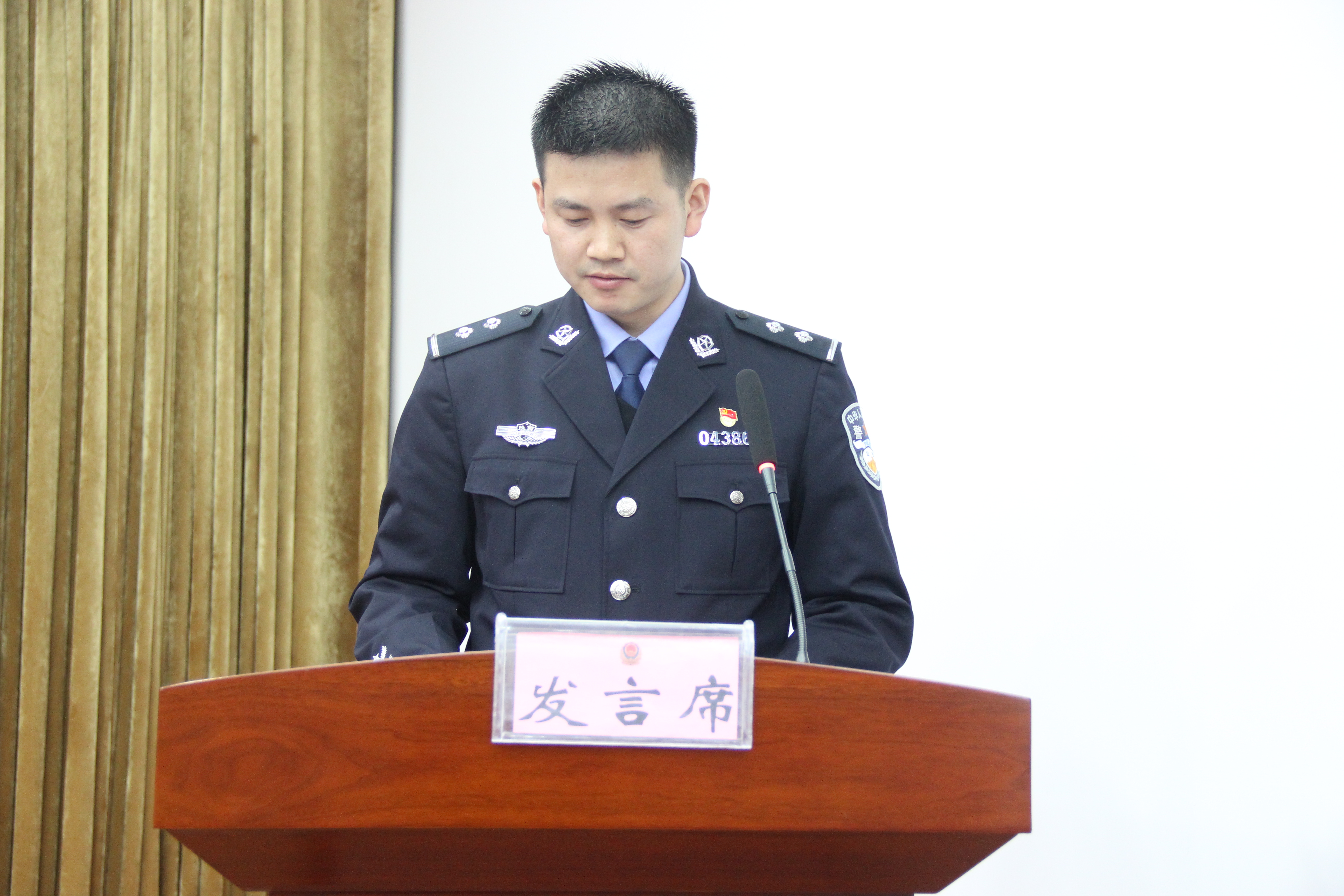 镇巴县公安局举行先进典型人物事迹报告会
