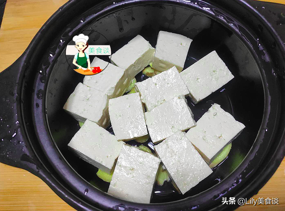 魚頭豆腐煲此做法，不加一滴水，燜一燜就好，鮮香營養，家人愛吃