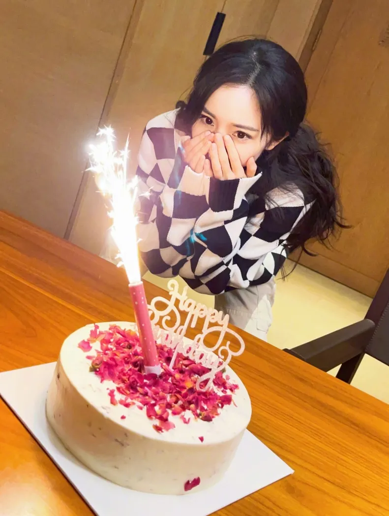 杨幂又带火了“回力鞋+裙子”!巨美巨显腿细,绝了