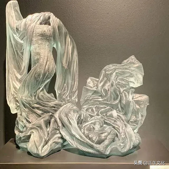 盐设计 · 为展现女人最美的时刻,她用500磅玻璃做成婚纱