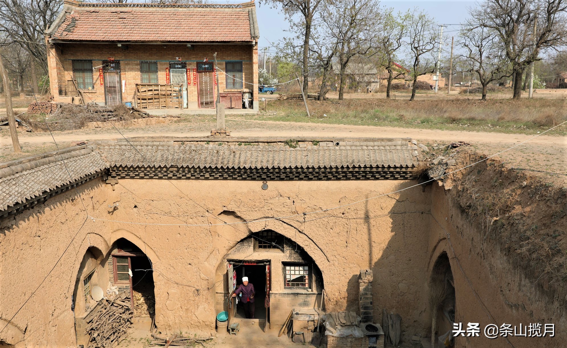 这几块石头摆在8旬老奶奶的地坑院里，里边的说道有谁知道