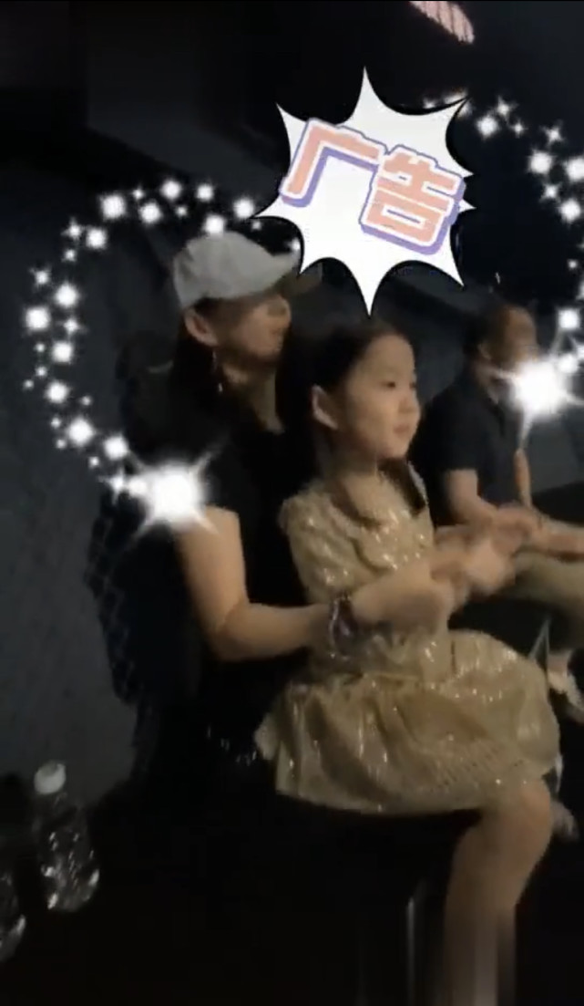 章子怡抱女儿探班汪峰，见证对方高光时刻，毫不掩饰对丈夫的崇拜