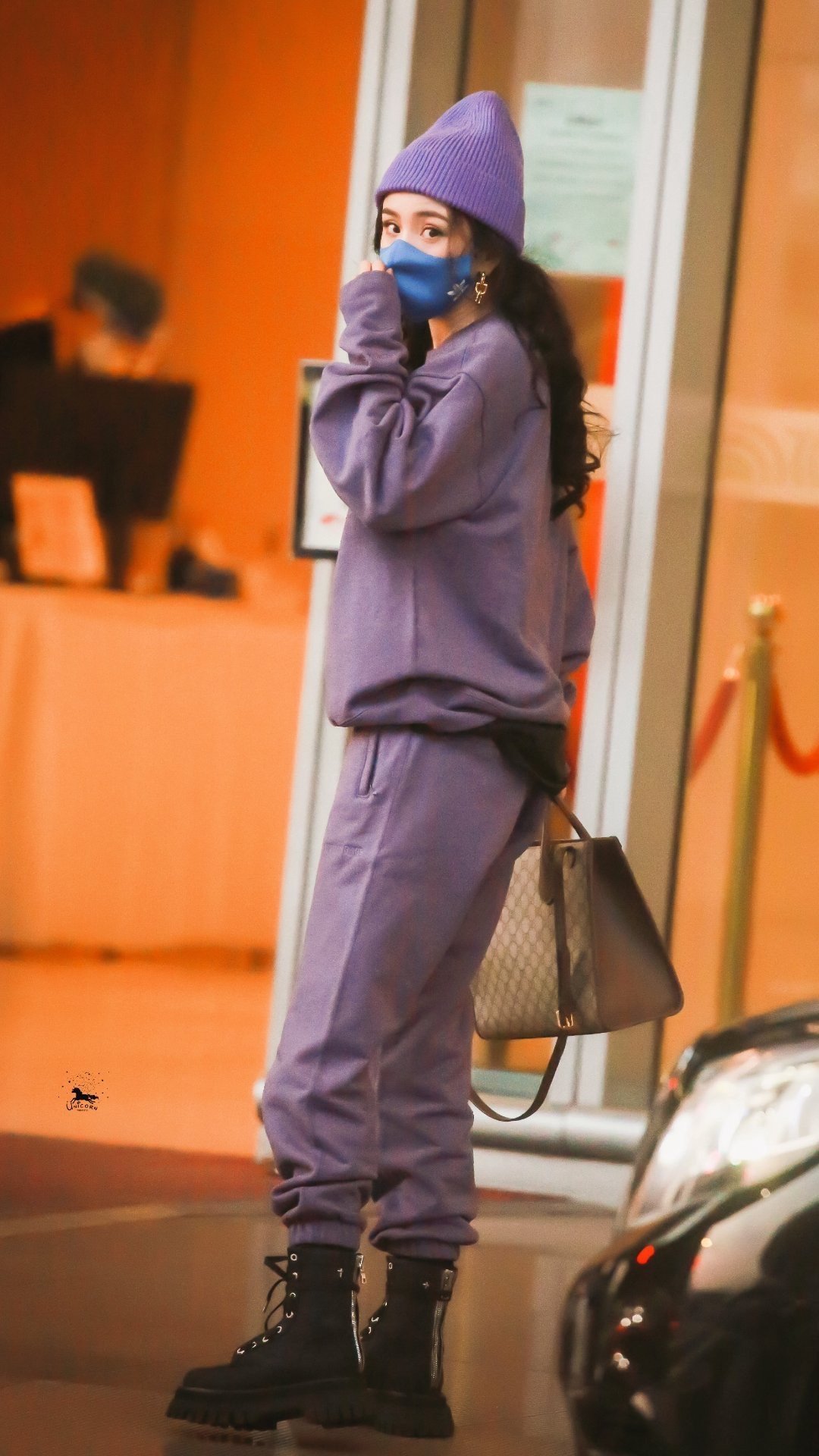 杨幂今日机场造型 穿紫色套装 大波浪卷发配上紫色帽子好可爱 娱乐 蛋蛋赞