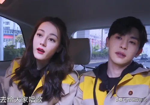 当迪丽热巴跟邓伦坐一辆车，谁注意她挨着谁？关系好坏很明显