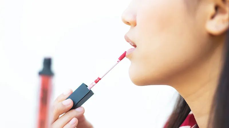 被围观的时代：美妆博主背后的「潜规则」