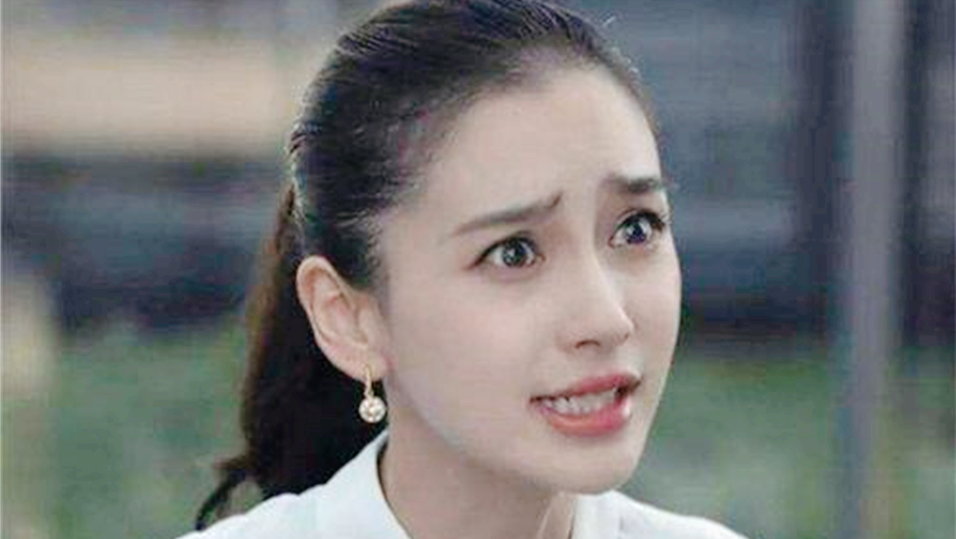 毛晓彤躲角落抽烟被拍，粉丝纷纷维护，杨颖抽