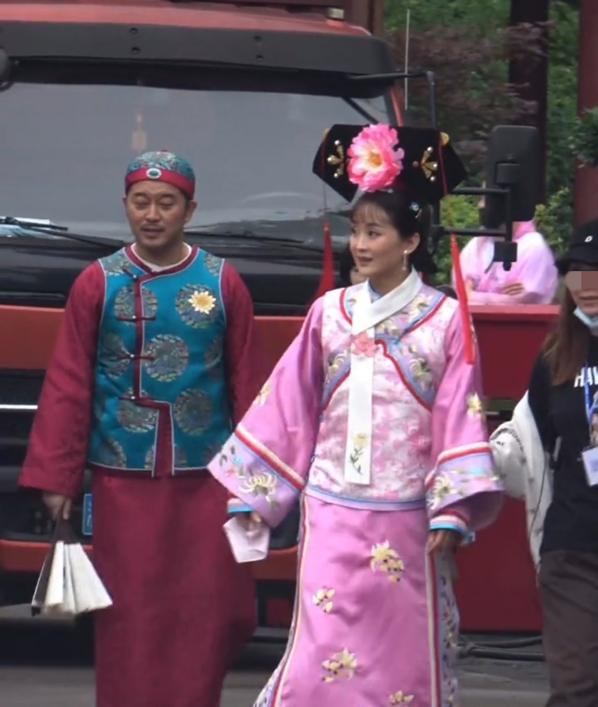 47岁王艳再扮“晴儿”，脸变圆润被指撞脸贾玲？气质仍似从前