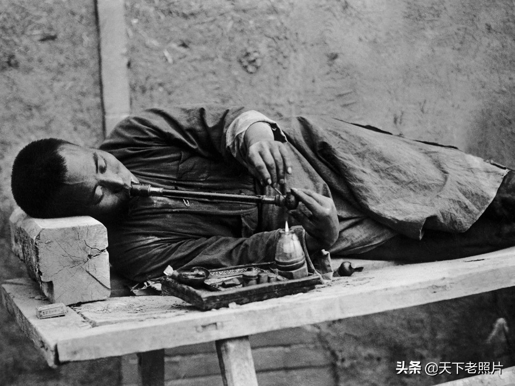 清朝末年中国人吸食鸦片真实老照片