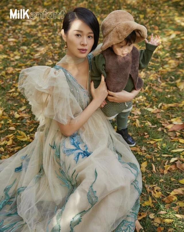 胡杏兒首度攜小兒子合體登雜誌，不滿2歲的李奕霖撇嘴皺眉像哭過
