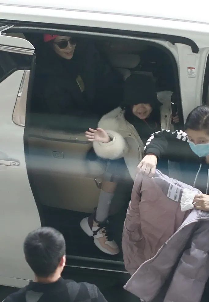 章子怡首次携子走机场，一家三口穿皮草似土豪，醒醒胖了她瘦脱相