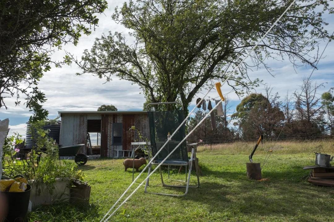 64岁老太不结婚，卖了豪宅住进8㎡蜗居，却过上