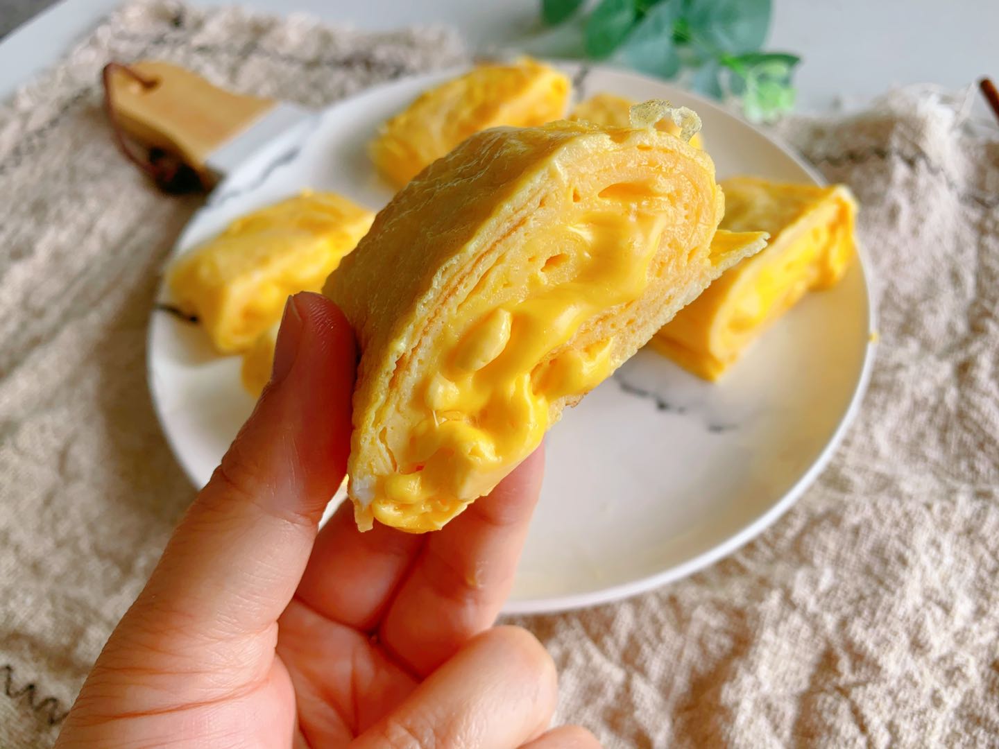 4 eggs, half a cup of milk, teach you to make a rich milk flavor, a thick egg burnt in one bite