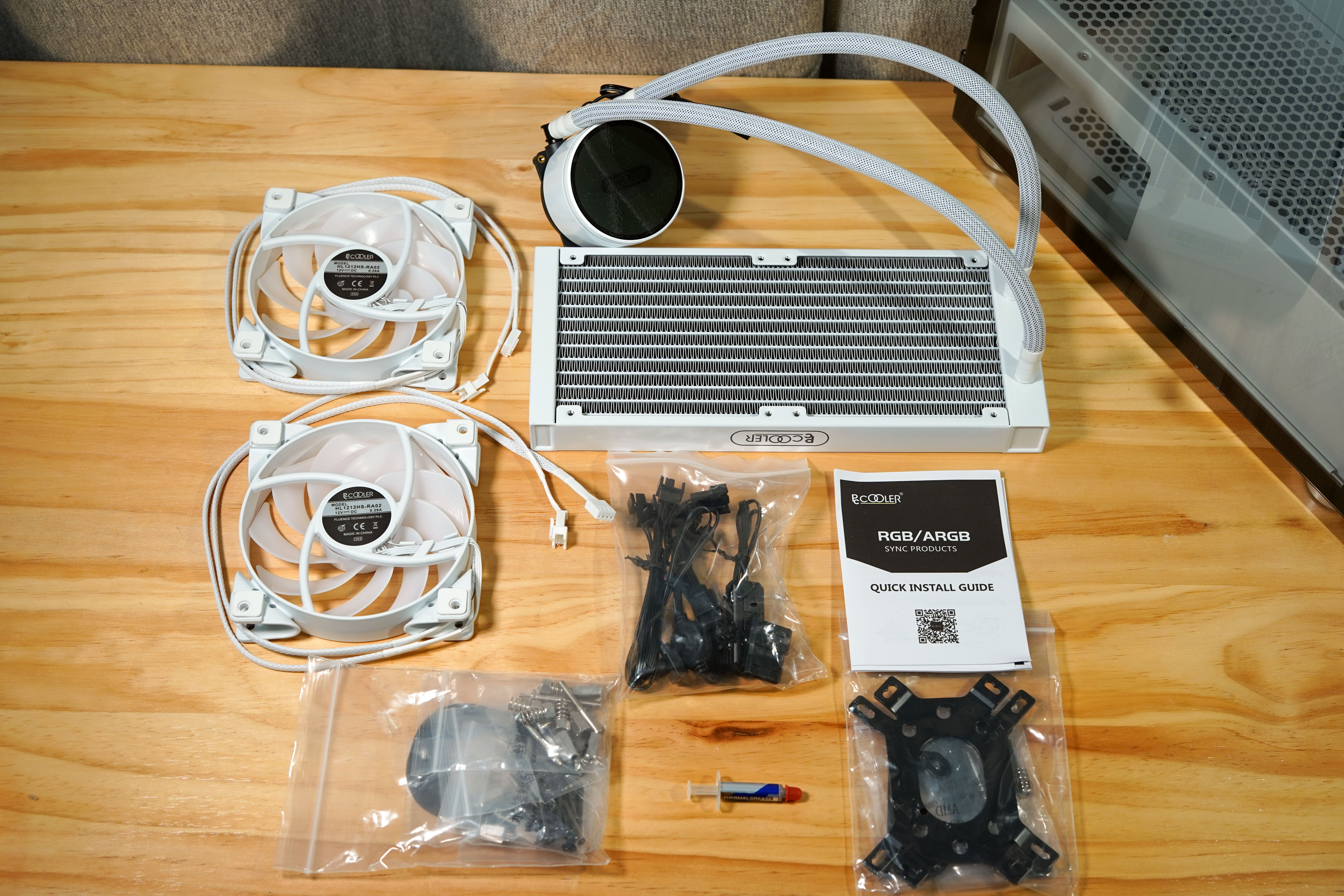 白色电脑主机怎么样装？试试超频三光愈2机箱+凌镜240水冷白色版