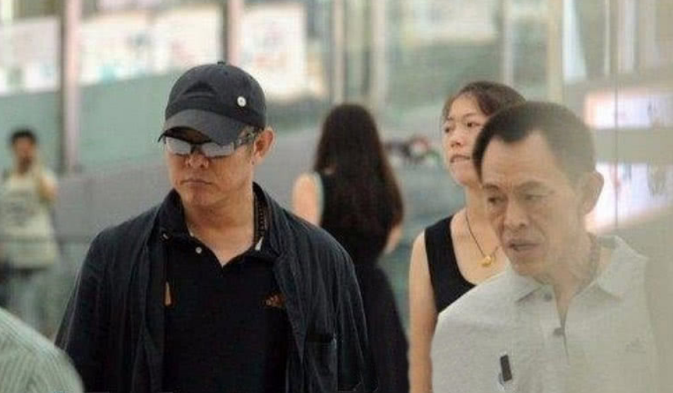 李连杰大火后，请大哥做助理年薪120万，为啥二