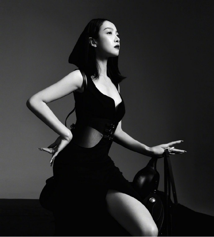 宋茜现在真是时尚一姐，把“内衬”当礼服，看